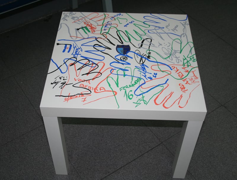 Asefa Estudiantes redecora una mesa de Ikea para una subasta solidaria de UNICEF