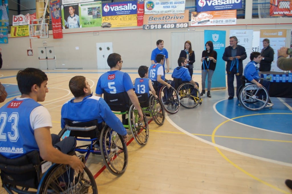 Pepu Hernández apadrinó el «II Encuentro de baloncesto en silla de ruedas Hispasat» con EstuAMEB