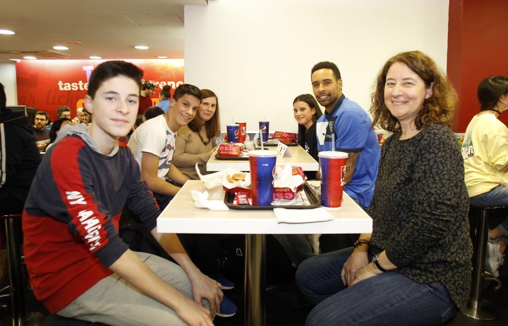 Cena Equipos y Afición de Movistar Estudiantes en KFC: hacer club, compartir vivencias