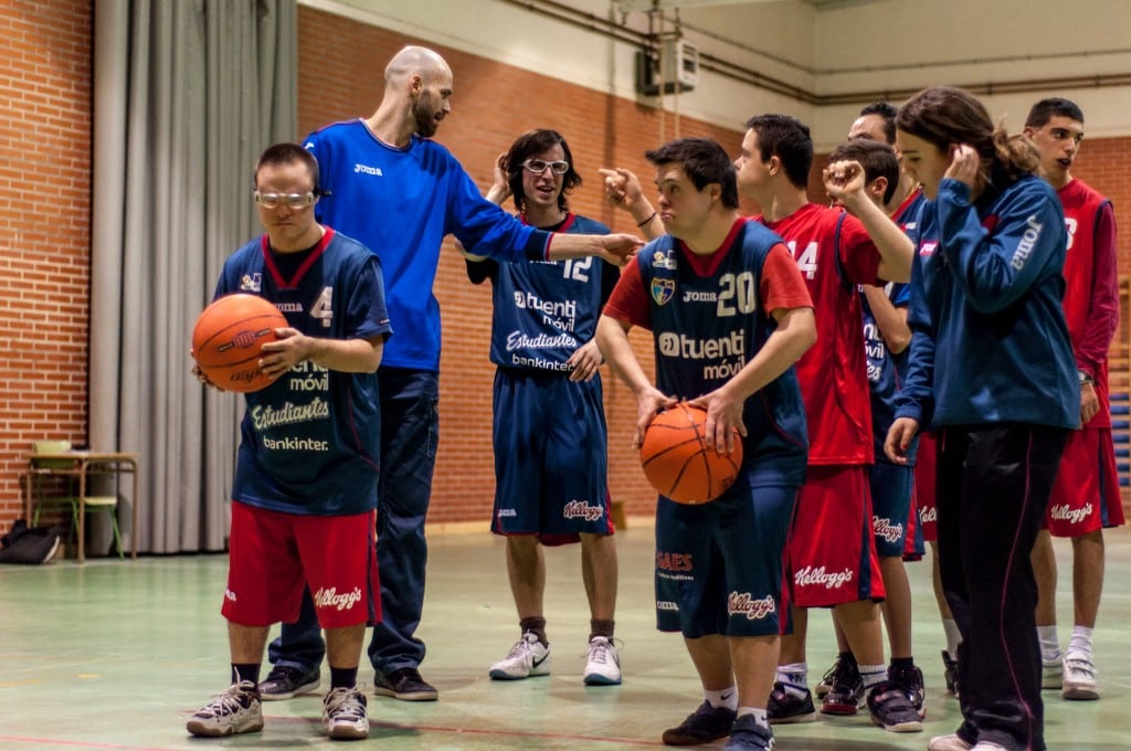 Miso visita a los jugadores de la escuela de su Móstoles natal y analiza el partido “en su segunda casa”, Murcia