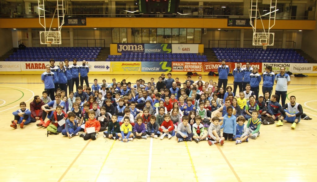 El primer equipo de Movistar Estudiantes y cantera se unen para desearos a todos muy Feliz Año 2016