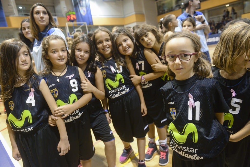 Las 400 jugadoras de la cantera femenina de Movistar Estudiantes se suman al rosa contra el cáncer