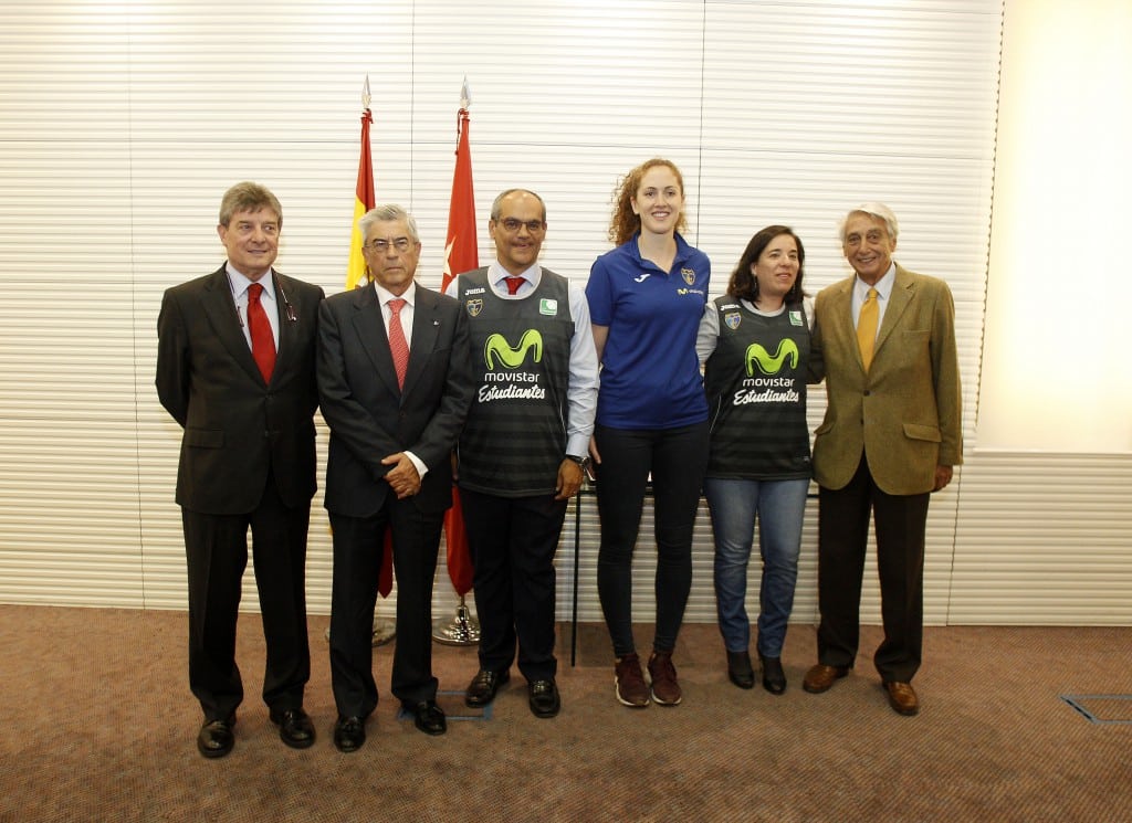 El consejero de Deportes de la Comunidad de Madrid recibe a Movistar Estudiantes por su ascenso a Liga Femenina