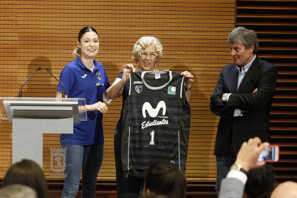 La alcaldesa de Madrid, Manuela Carmena, recibe a las «women in black» de Movistar Estudiantes por su ascenso a Liga Femenina 1