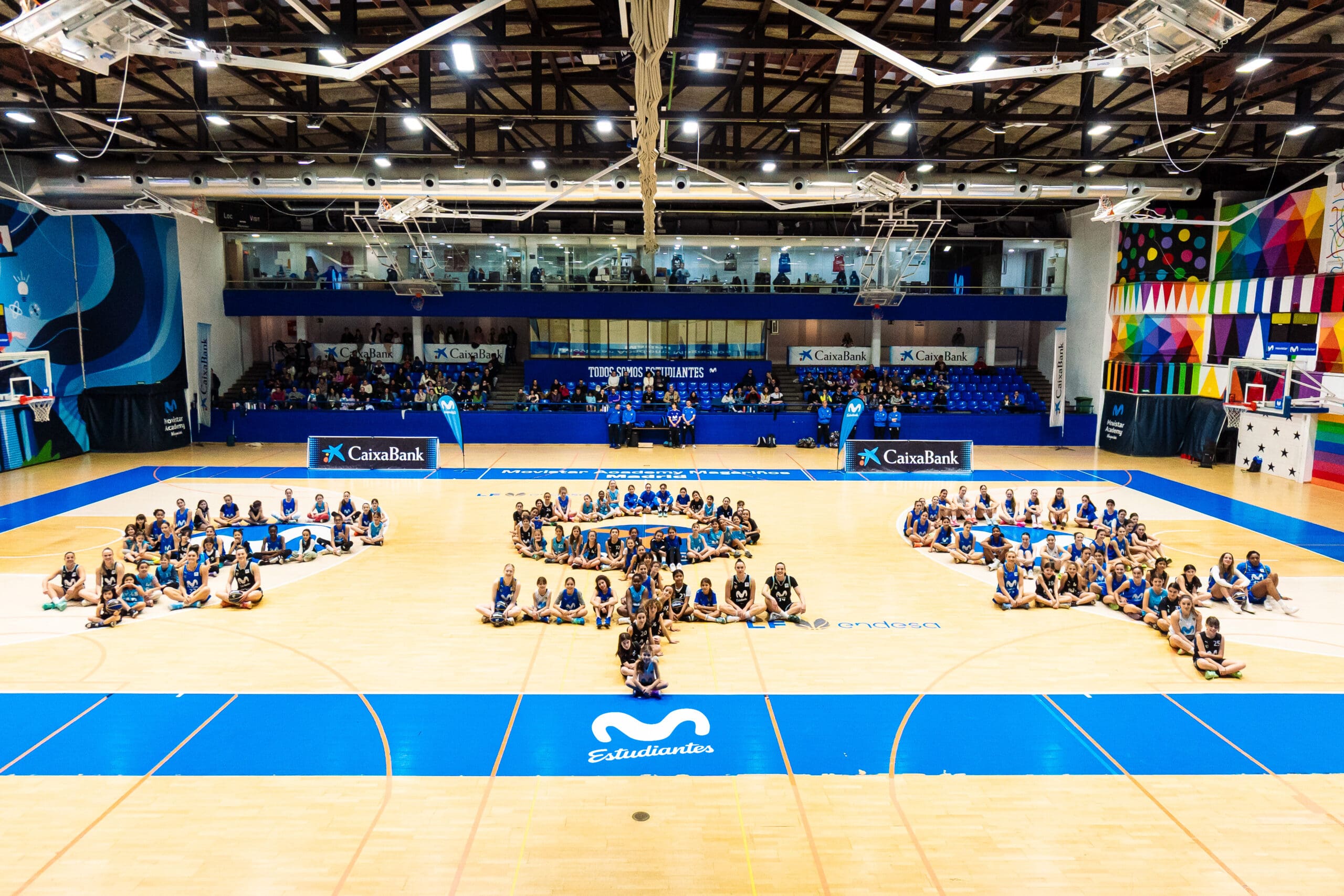 Movistar Estudiantes y CaixaBank celebran la Jornada de la Mujer junto al primer equipo femenino, la cantera y la afición