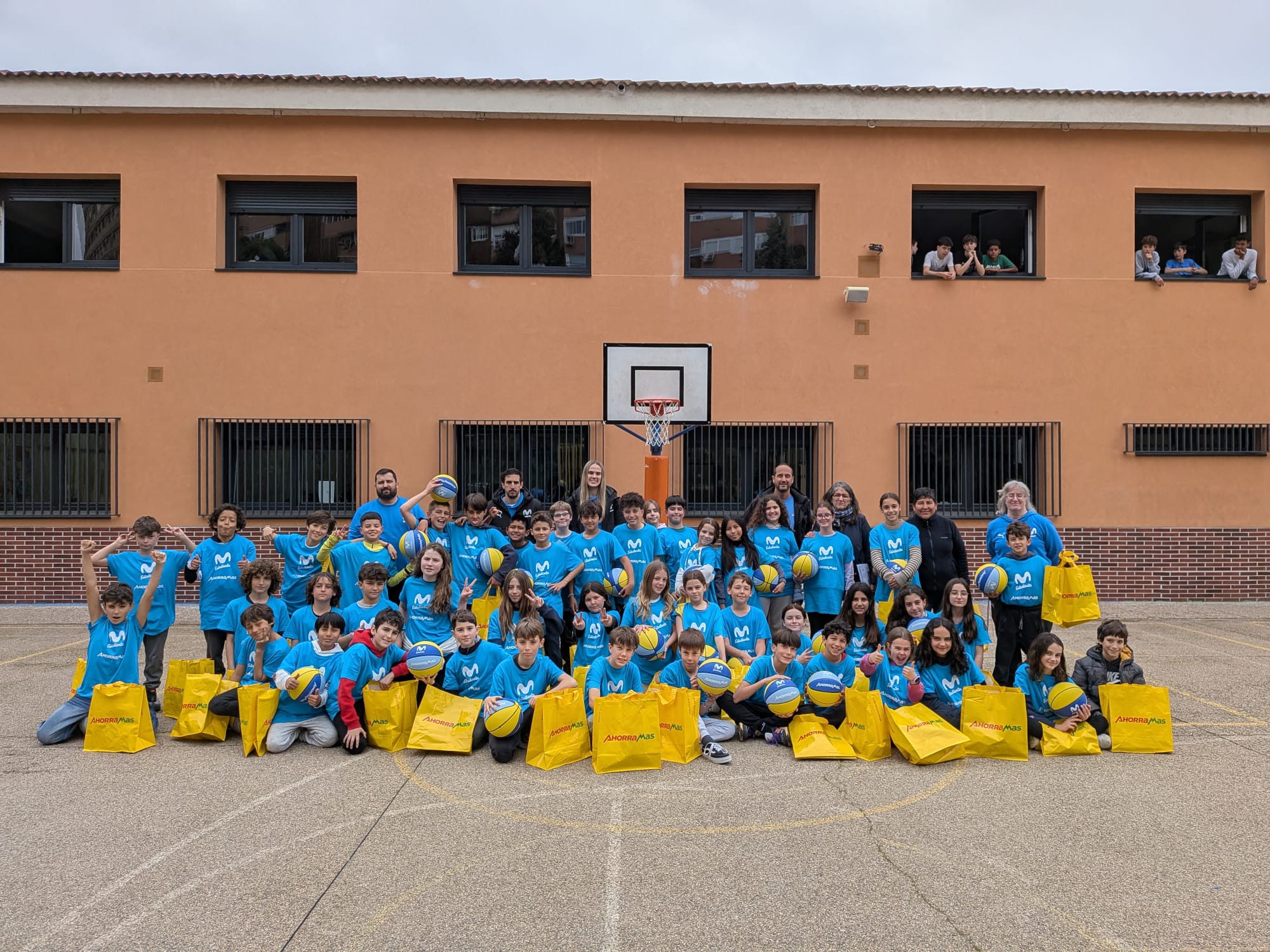 Carla Osma visita el Colegio Montserrat Fuhem con el programa de Ahorramas “Alimentando el Futuro”