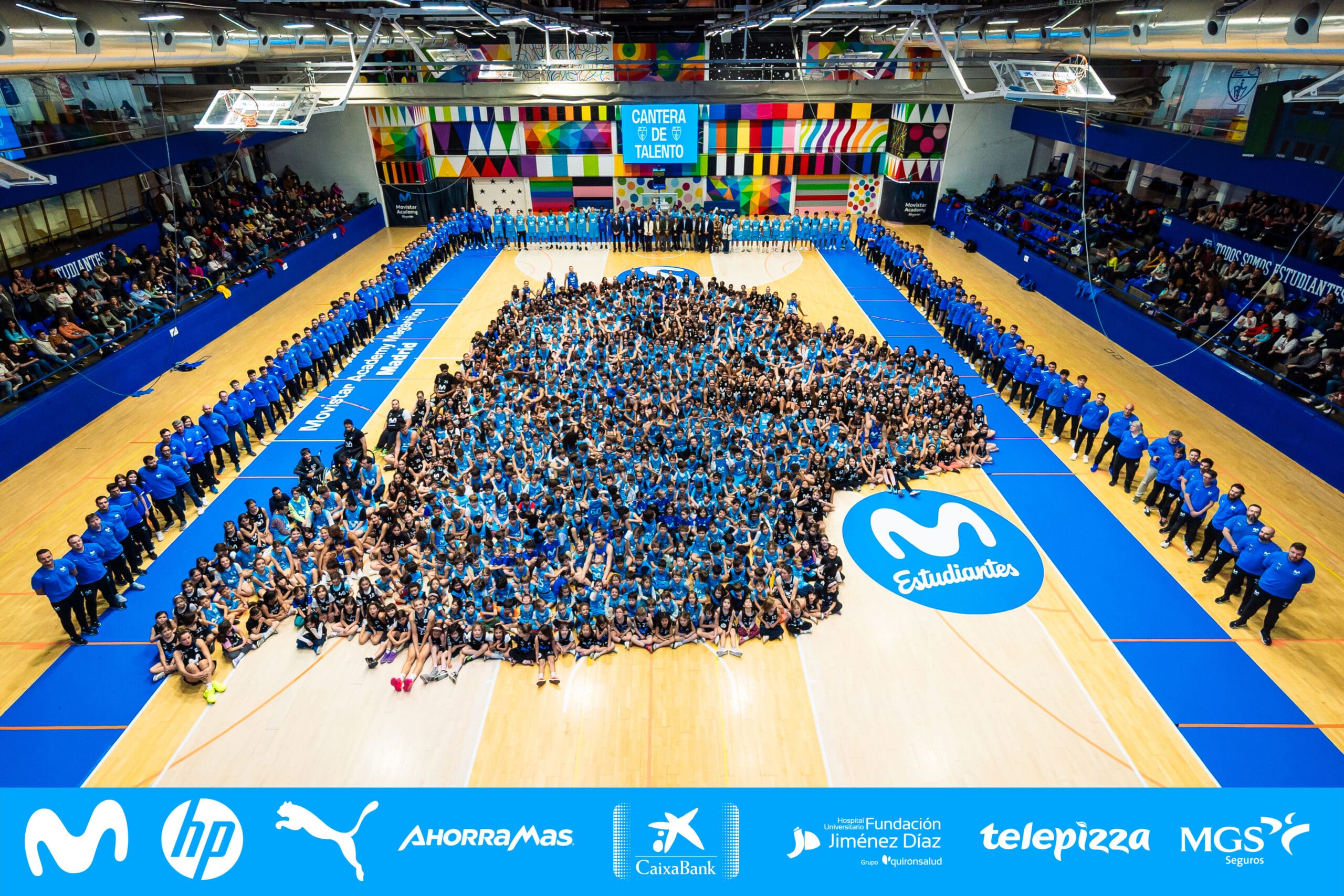 La silueta de Ramiro une a toda la familia estudiantil en la Foto de la Cantera